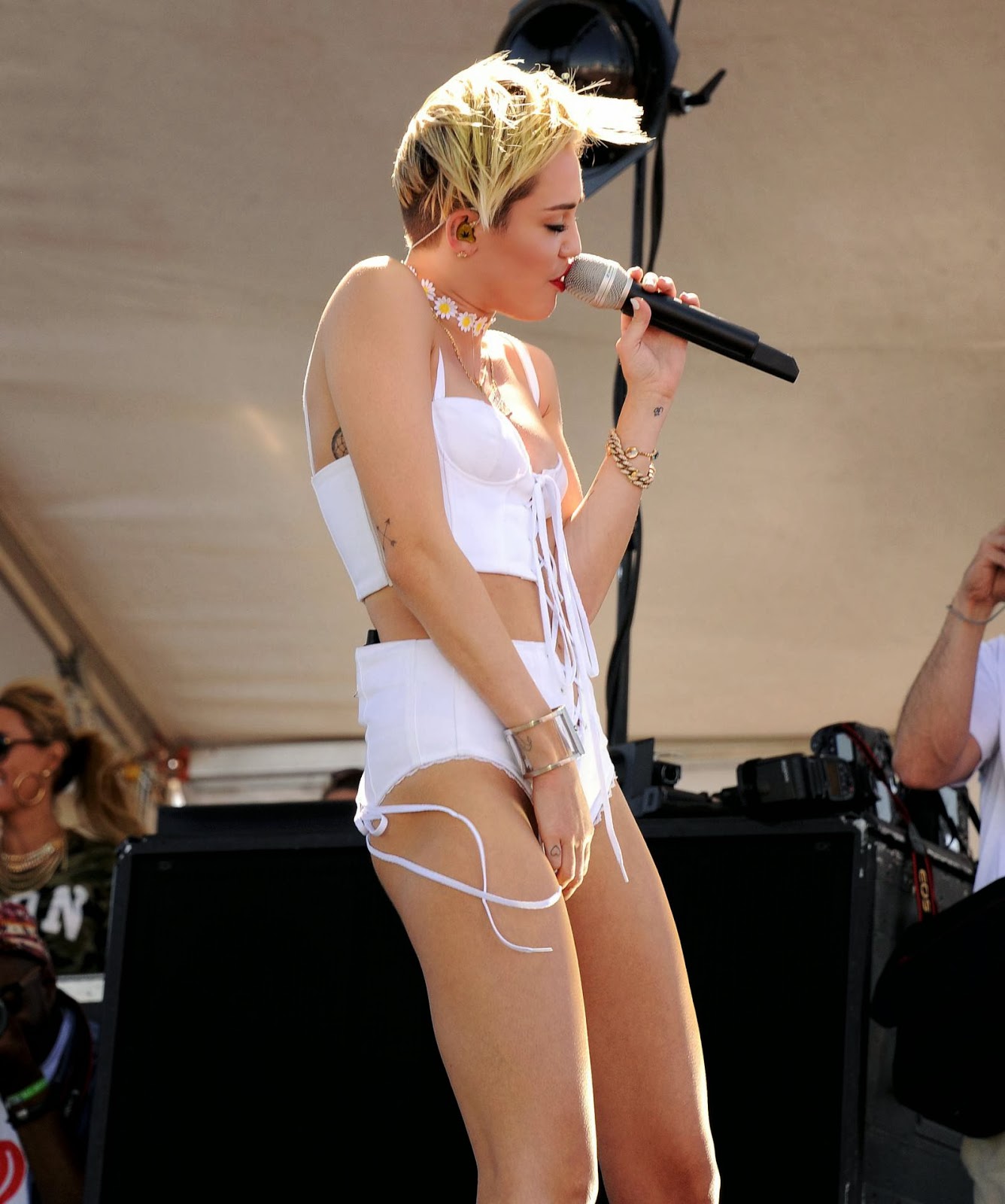 miley cyrus shaking her ass naked girls fuck girl in ass